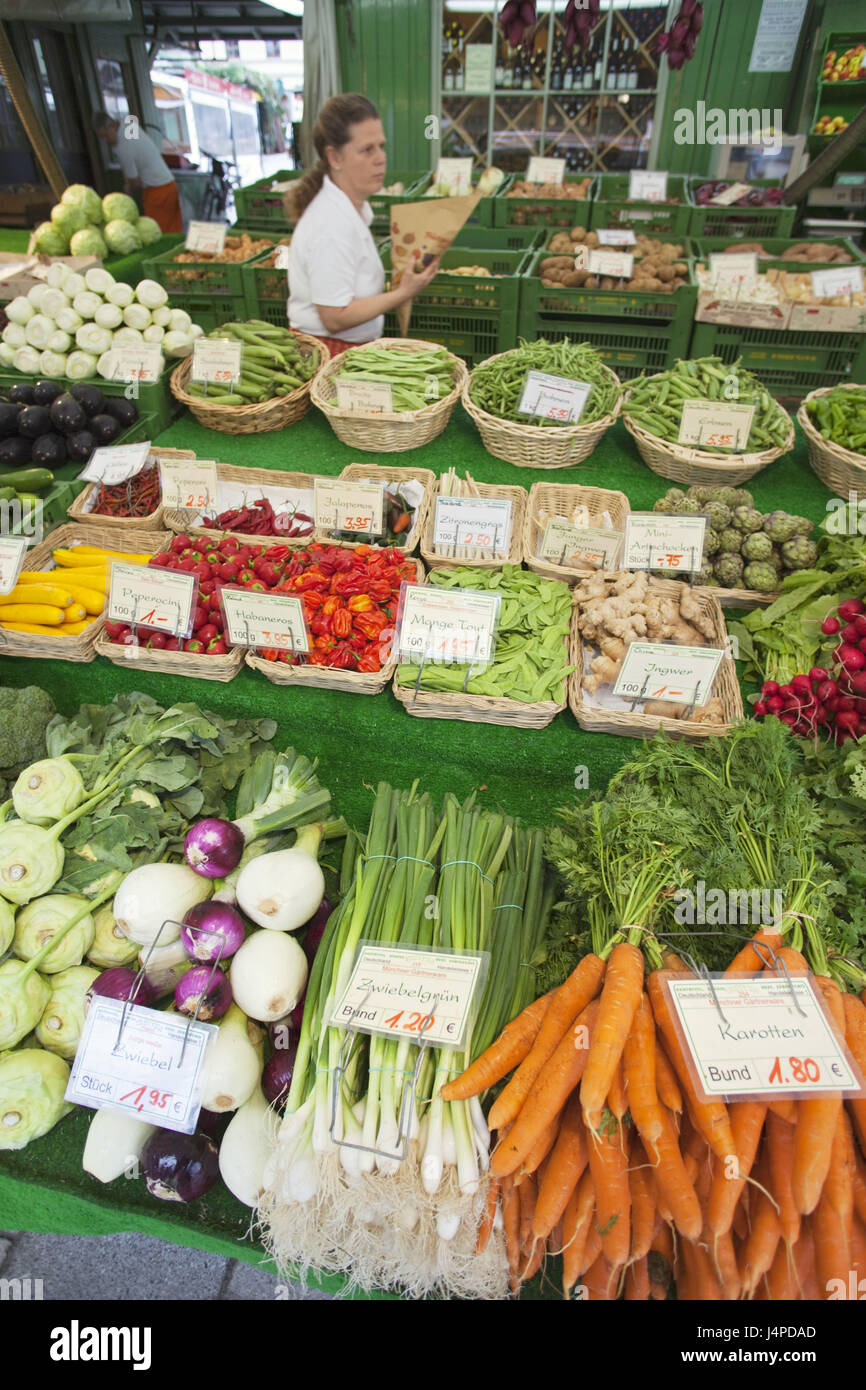 Germany, Bavaria, Munich, Viktualienmarkt, vegetable state, shop assistant, no model release, Stock Photo
