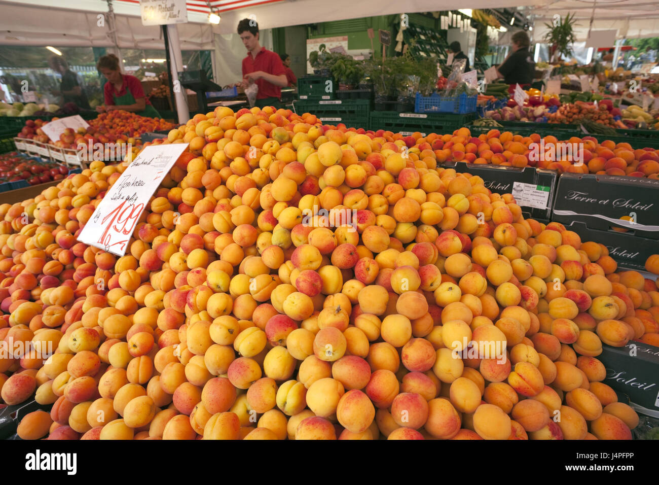 Germany, Bavaria, Munich, Viktualienmarkt, fruit stall, peaches Stock