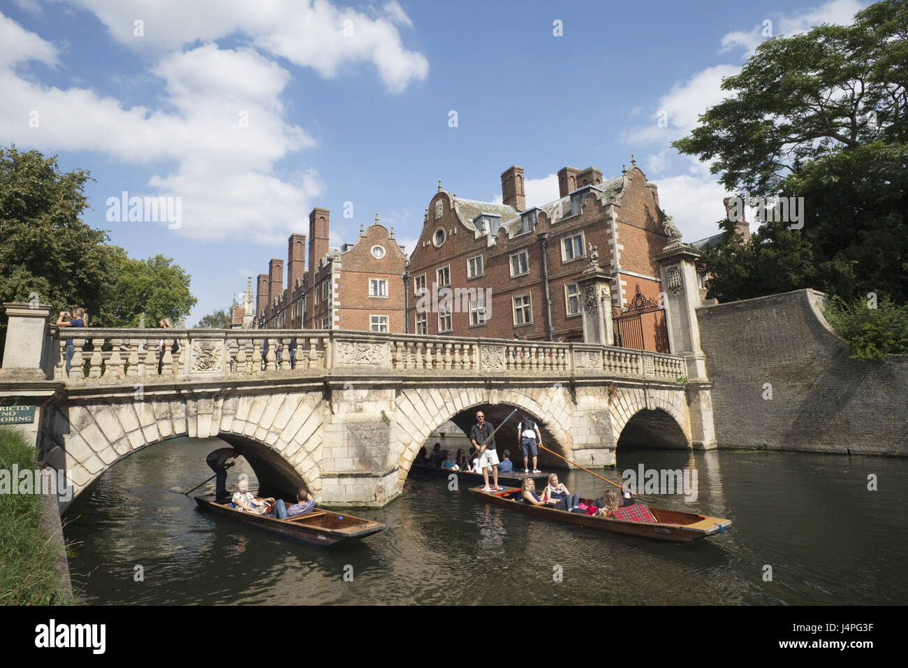 Great Britain, England, Camebridgeshire, Cambridge, flux Cam, Saint John's college, boats, tourists, no model release, Stock Photo