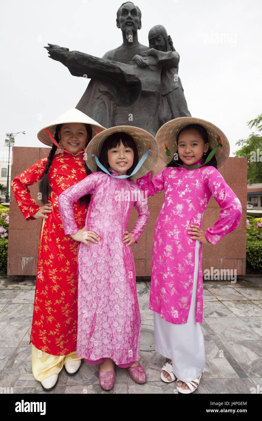 Girls with statue hi-res stock photography and images - Alamy