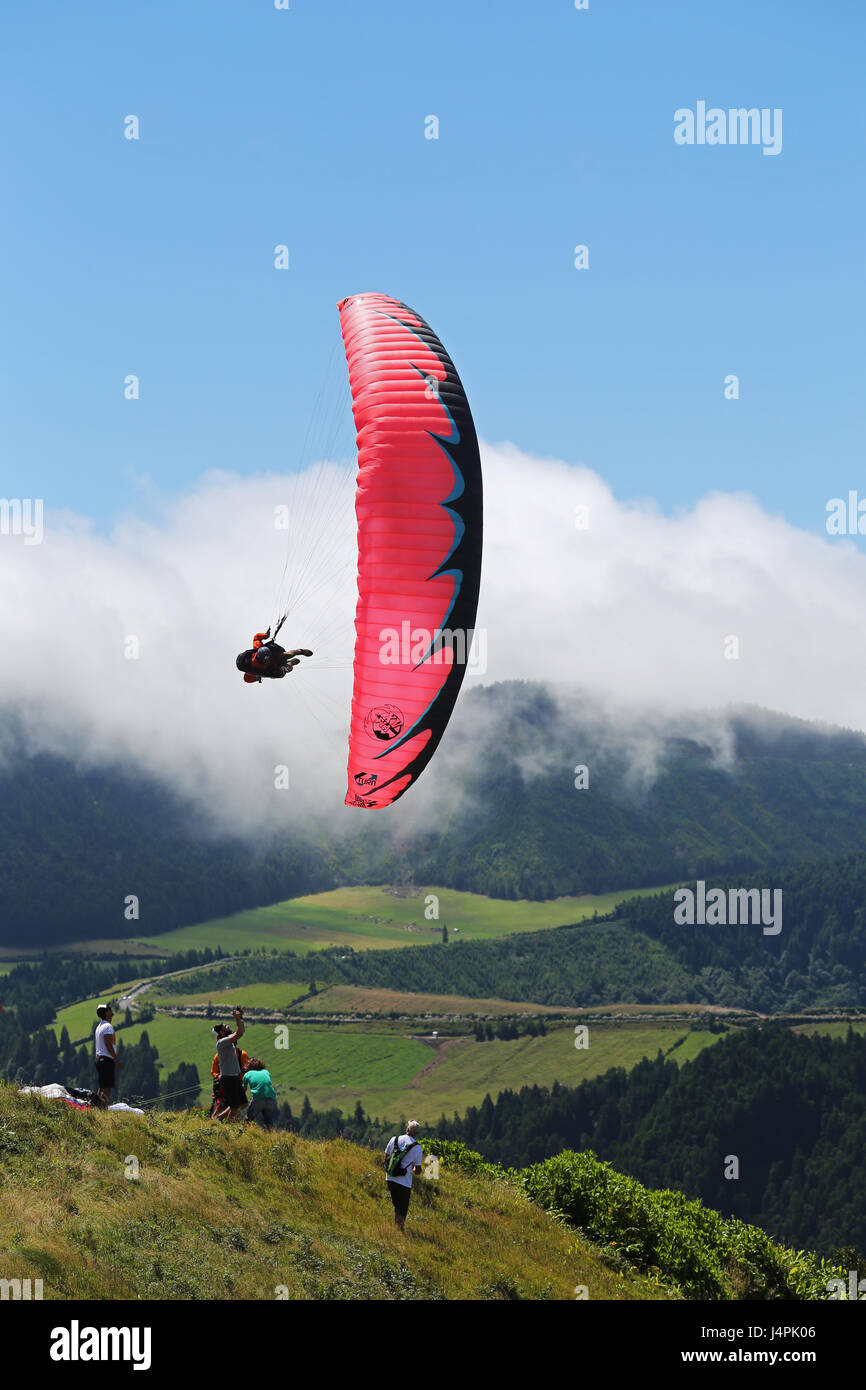 Acro paragliding hi-res stock photography and images - Alamy