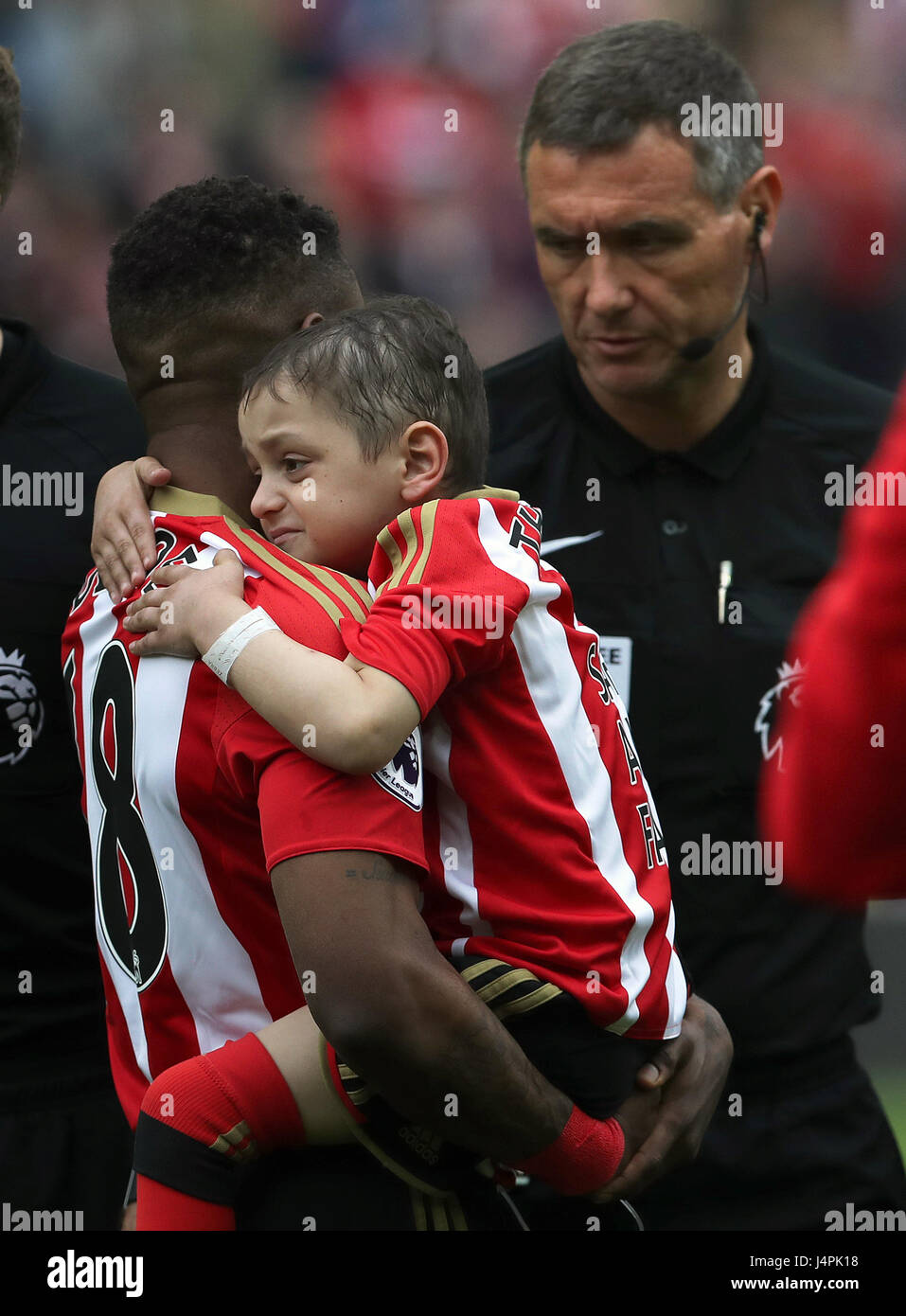 Sunderland's Jermain Defoe and mascot Bradley Lowery during the Premier League match at the Stadium of Light, Sunderland. PRESS ASSOCIATION Photo. Picture date: Saturday May 13, 2017. See PA story SOCCER Sunderland. Photo credit should read: Owen Humphreys/PA Wire. RESTRICTIONS: No use with unauthorised audio, video, data, fixture lists, club/league logos or 'live' services. Online in-match use limited to 75 images, no video emulation. No use in betting, games or single club/league/player publications Stock Photo