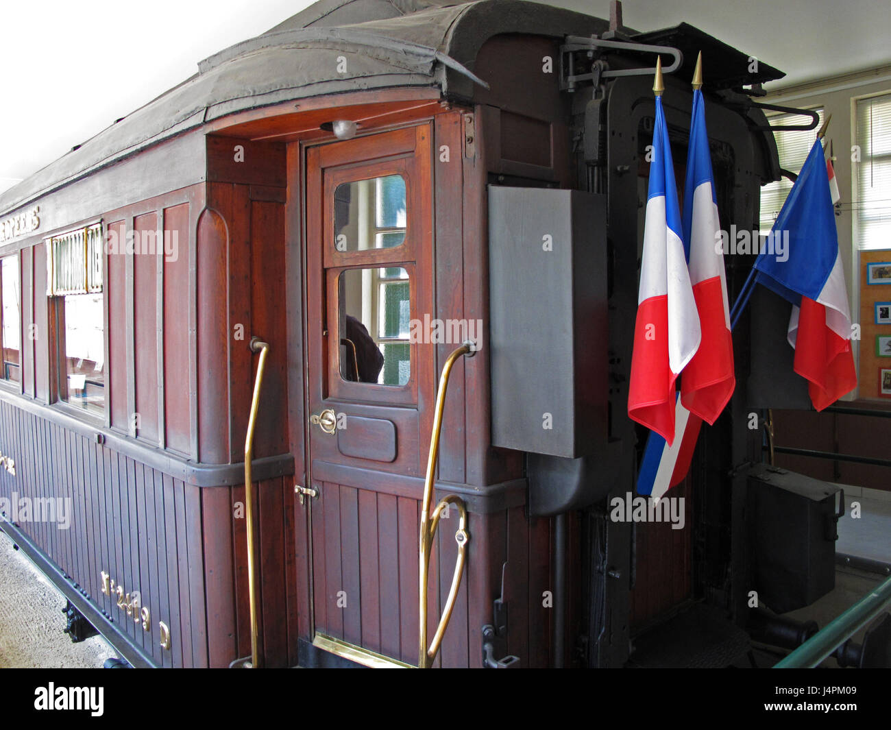 La guerre est perdue   Reproduction-of-the-armistice-wagon-2419d-museum-of-the-armistice-J4PM09