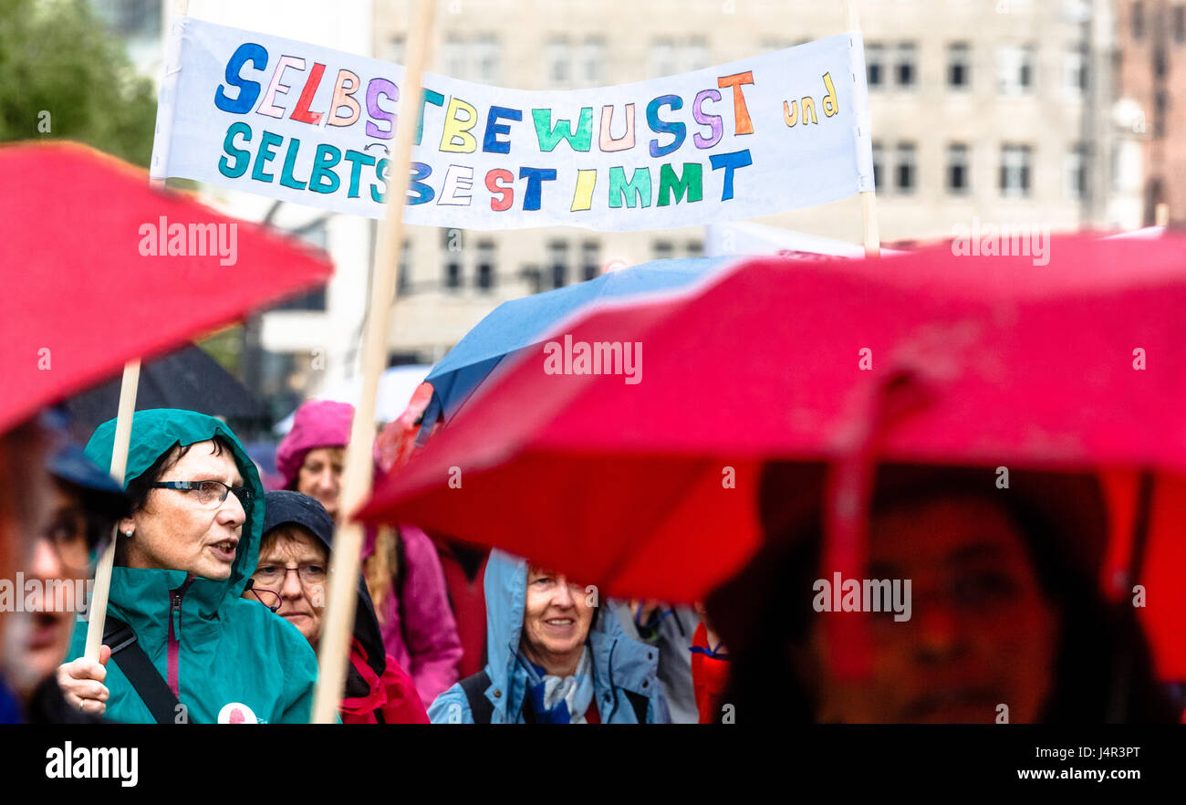 Hamburg, Germany. 13th May, 2017. Female demonstrators walk during a women and migrants march for democracy, freedom and human dignity holding a banner reading 'Selbstbewusst und selbstbestimmt' (lit. 'Confident and self-determined') in Hamburg, Germany, 13 May 2017. Photo: Markus Scholz/dpa/Alamy Live News Stock Photo