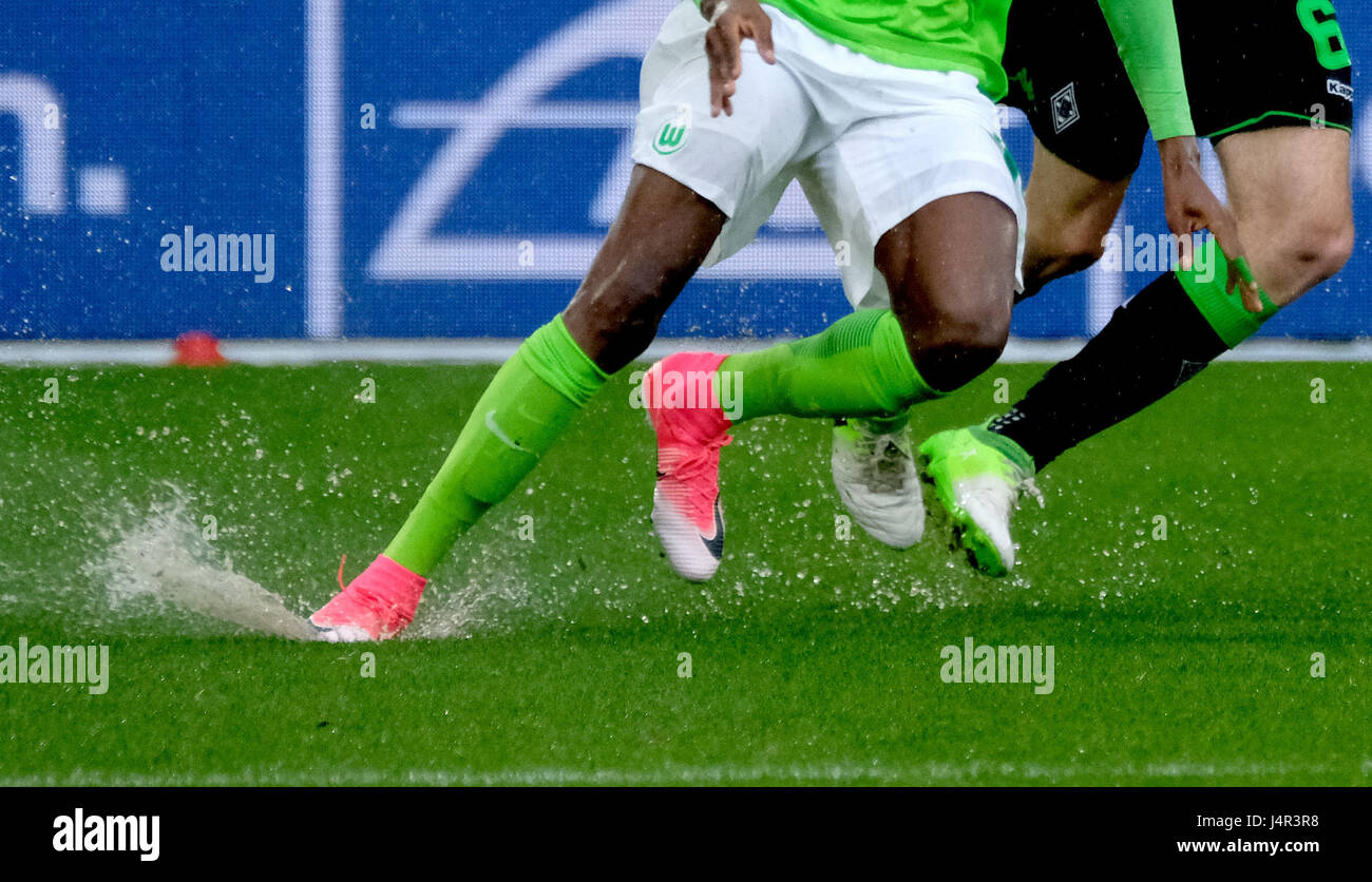 Wolfsburg, Germany. 13th May, 2017. The pitch is flooded with rain during the German Bundesliga soccer match between VfL Wolfsburg and Borussia Moenchengladbach at the Volkswagen Arena in Wolfsburg, Germany, 13 May 2017. (EMBARGO CONDITIONS - ATTENTION: Due to the accreditation guidelines, the DFL only permits the publication and utilisation of up to 15 pictures per match on the internet and in online media during the match.) Photo: Peter Steffen/dpa/Alamy Live News Stock Photo