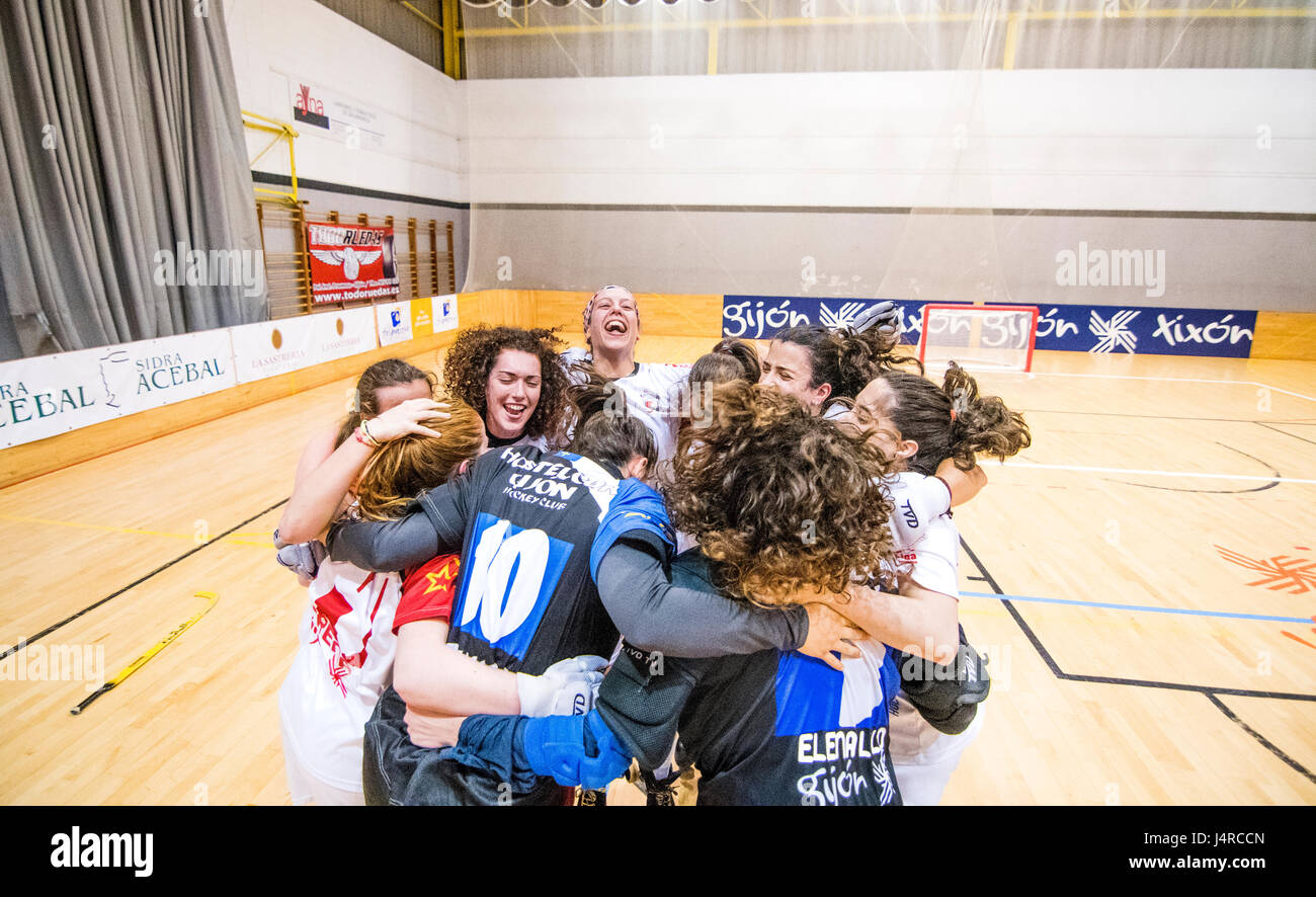 Gijon, Spain. 13th May, 2017. Players of Hostelcur Gijon celebrates his victory at Women OK League during the rink hockey match of Season 2016/2017 of Spanish Women's ‘OK League’ between Hostelcur Gijon HC and HC Bigues i Riells at MataJove Sports Center on May 13, 2016 in Gijon, Spain. ©David Gato/Alamy Live News Stock Photo