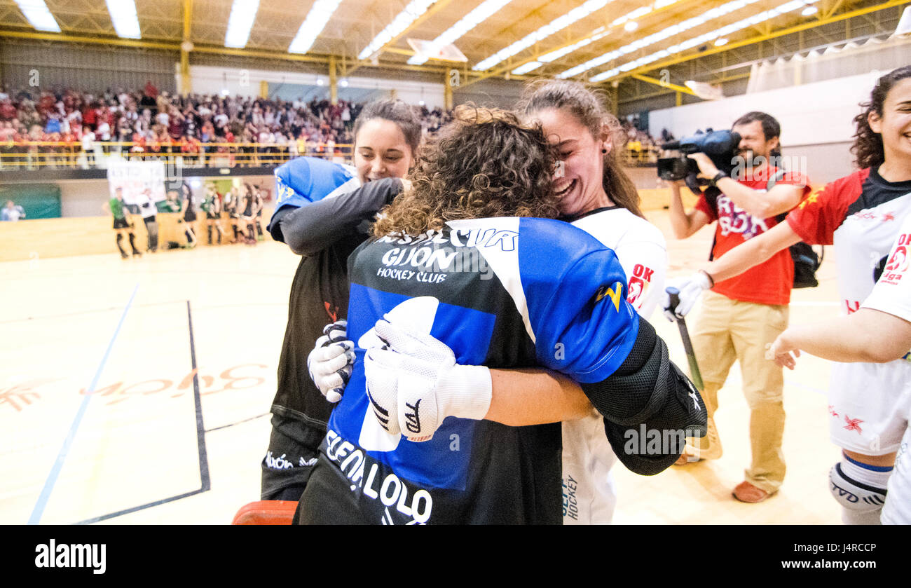 Gijon, Spain. 13th May, 2017. Players of Hostelcur Gijon celebrates his victory at Women OK League during the rink hockey match of Season 2016/2017 of Spanish Women's ‘OK League’ between Hostelcur Gijon HC and HC Bigues i Riells at MataJove Sports Center on May 13, 2016 in Gijon, Spain. ©David Gato/Alamy Live News Stock Photo