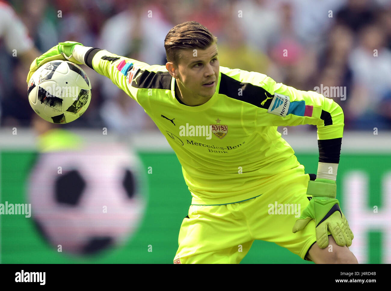 Hanover, Germany. 14th May, 2017. Stuttgart's goalkeeper Mitchell Langerak (r) in action during the German 2nd Bundesliga soccer match between Hanover 96 and VfB Stuttgart at the HDI Arena in Hanover, Germany, 14 May 2017. (EMBARGO CONDITIONS - ATTENTION: Due to the accreditation guidlines, the DFL only permits the publication and utilisation of up to 15 pictures per match on the internet and in online media during the match.) Photo: Silas Stein/dpa/Alamy Live News Stock Photo