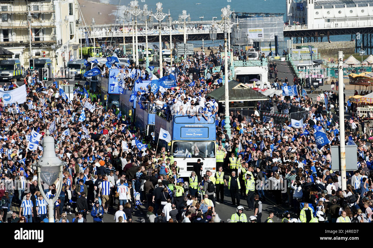 Brighton seafront bus parade hi-res stock photography and images - Alamy