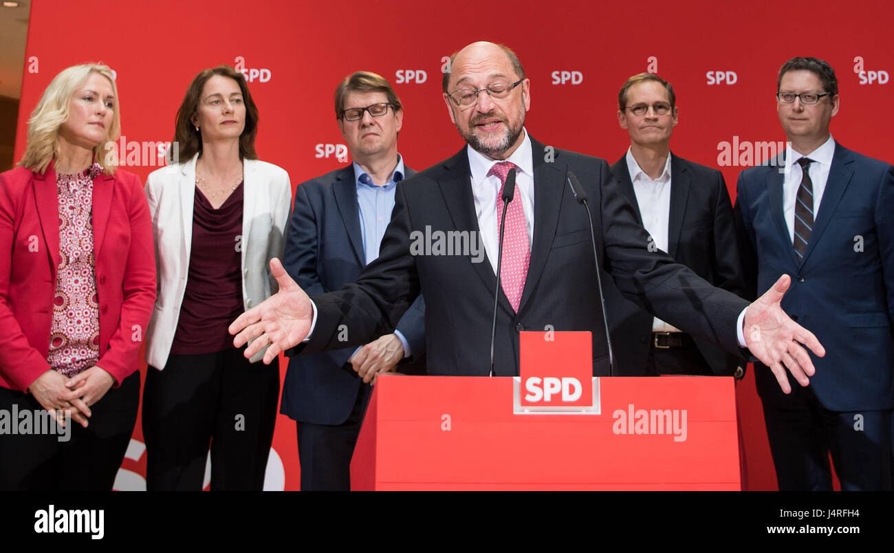 SPD leader Martin Schulz (C) speaking at the SPD election party at the party's headquarters in Berlin, Germany, 14 May 2017.Behind him are (l-r) Manuela Schwesig, Katarina Barley, Ralf Stegner, Michael Mueller, Thorsten Schaefer-Guembel and Achim Post (all SPD). Photo: Bernd von Jutrczenka/dpa Stock Photo