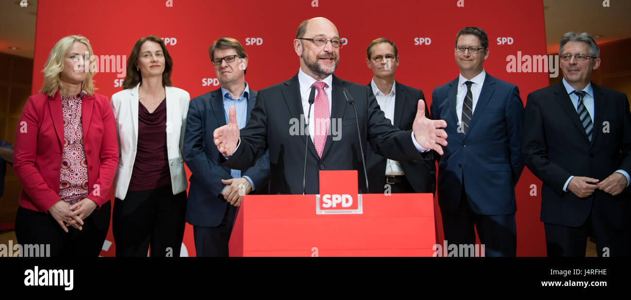 SPD leader Martin Schulz (C) speaking at the SPD election party at the party's headquarters in Berlin, Germany, 14 May 2017.Behind him are (l-r) Manuela Schwesig, Katarina Barley, Ralf Stegner, Michael Mueller, Thorsten Schaefer-Guembel and Achim Post (all SPD). Photo: Bernd von Jutrczenka/dpa Stock Photo