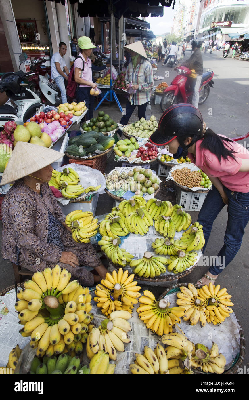 Vietnam, Danang, Han Markt, street trade, shop assistant, fruits, no model release, Stock Photo