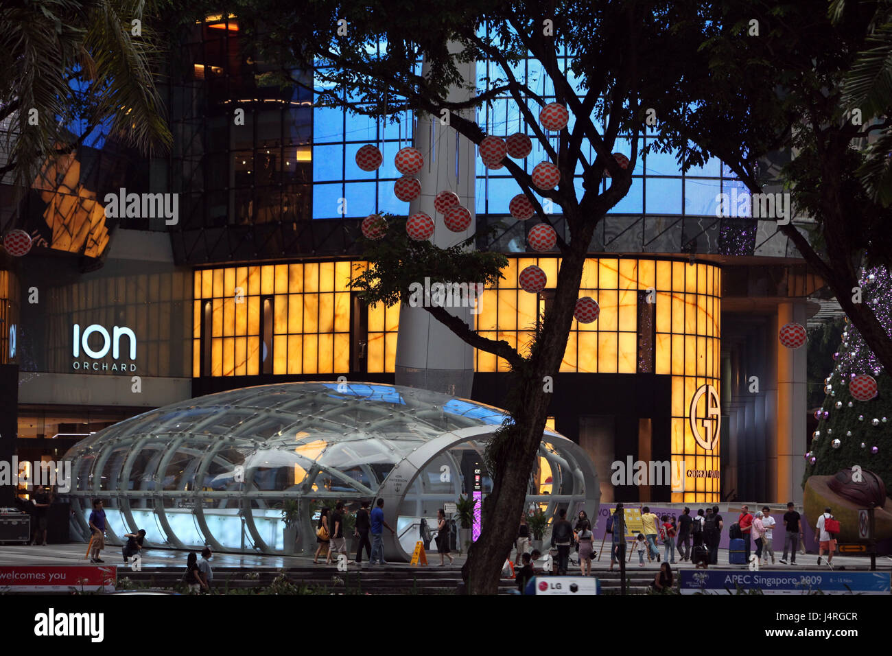 Orchard road shopping hi-res stock photography and images - Alamy