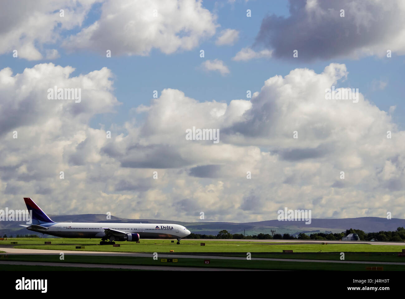 Delta Airlines plane at Manchester airport. Boeing 757-232 Stock Photo
