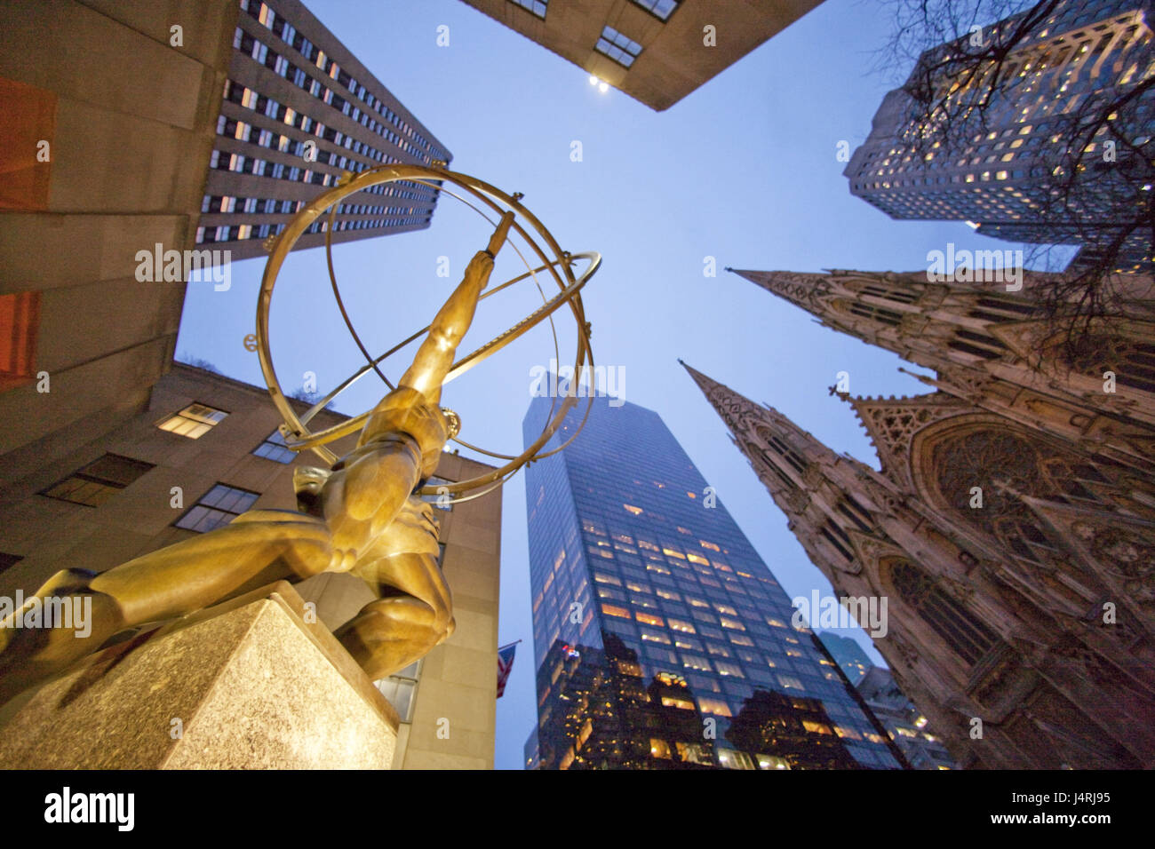 The USA, New York city, Saint Patrick's Cathedral, 5Th. Avenue, statue ...