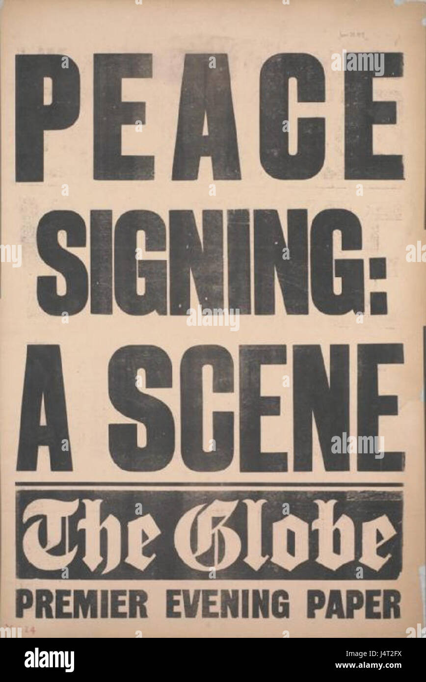 The Globe placard Versailles peace signed 28 June 1919 Stock Photo
