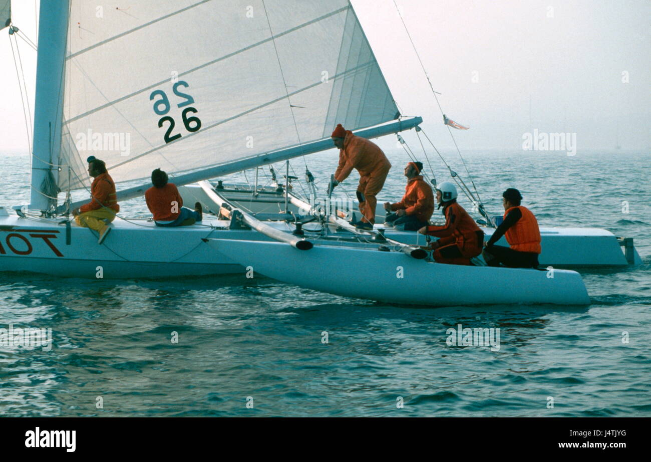 AJAX NEWS PHOTOS - 13TH OCT, 1978. WEYMOUTH,ENGLAND. - SPEED WEEK - AMERICAN SAILING SPEED CATAMARAN SLINGSHOT STARTS ANOTHER RUN. SKIPPER AND OWNER NEAREST CAMERA (RIGHT) IS OLIVER CARL THOMAS OF TROY, MICHIGAN, USA. PHOTO:RICK GODLEY/AJAX REF:60305 29 Stock Photo