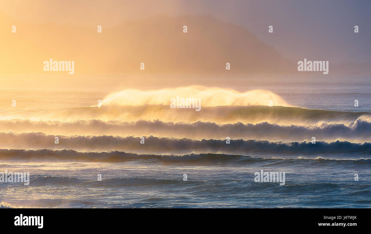 Beautiful waves hi-res stock photography and images - Alamy