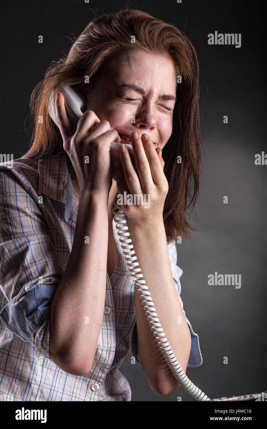 Женщина с телефоном плачет