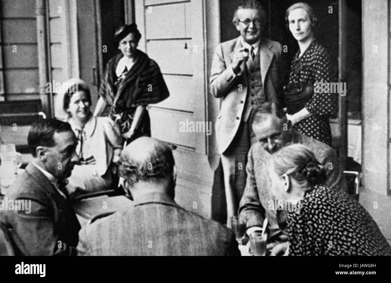 Valentine et Jean Piaget en 1932 Stock Photo - Alamy