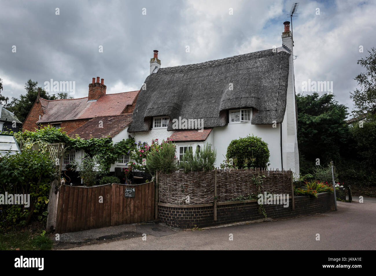 THATCHED COTTAGE, MILTON KEYNES, ENGLAND-21st AUG 2015:-Thatch was once commonly used in this part of England for roofing material Stock Photo