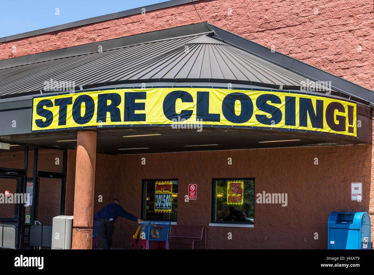 Horizontal Close Up Shot Of Store Closing Sign On A Retail Mall