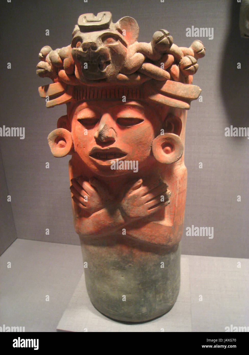 Urn with Human Figure, Mexico, Monte Alban, Late I to Early III, 300 BC   200 AD, ceramic with vermilion, Pre Columbian collection, Worcester Art Museum   IMG 7639 Stock Photo