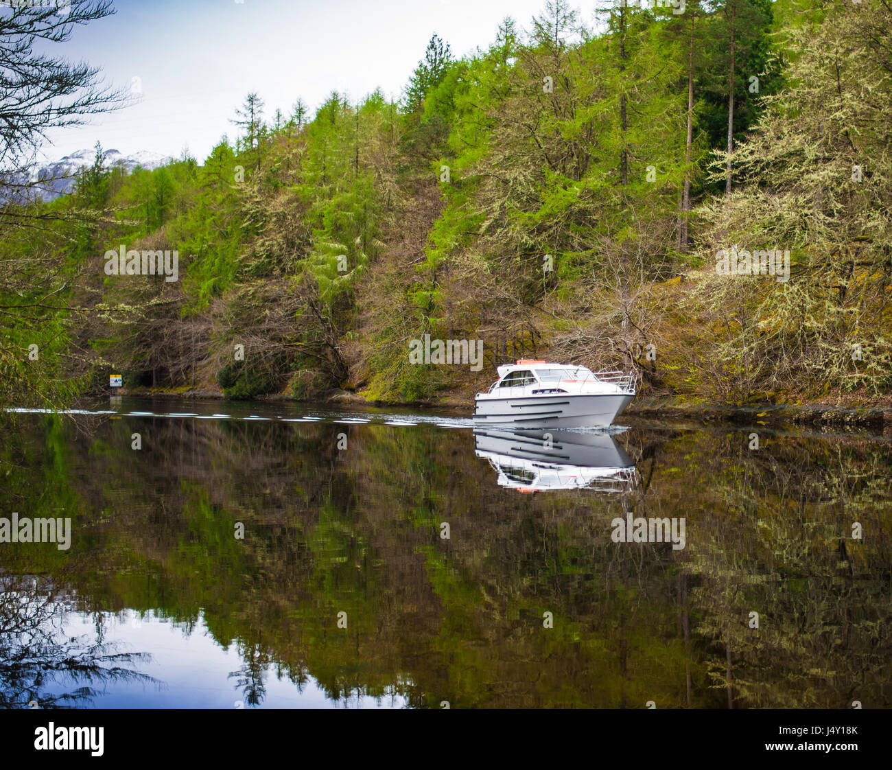 Charter boat going though Laggan Avenue Stock Photo Alamy