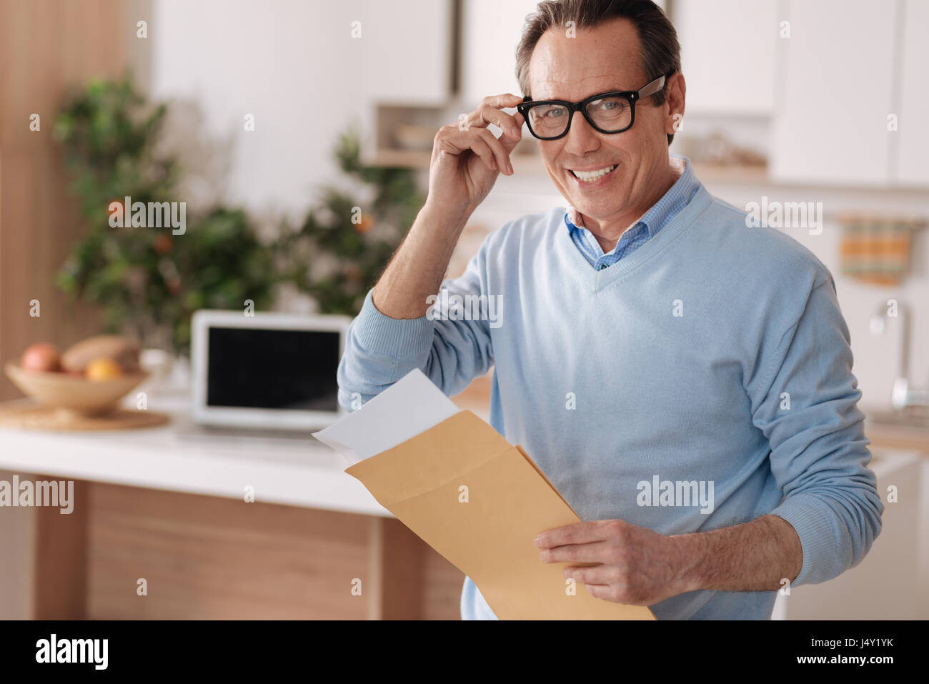 Парень за компьютером. Радостная работа. Девушка в стрессе. He enjoyed the work. Человек за компьютером.