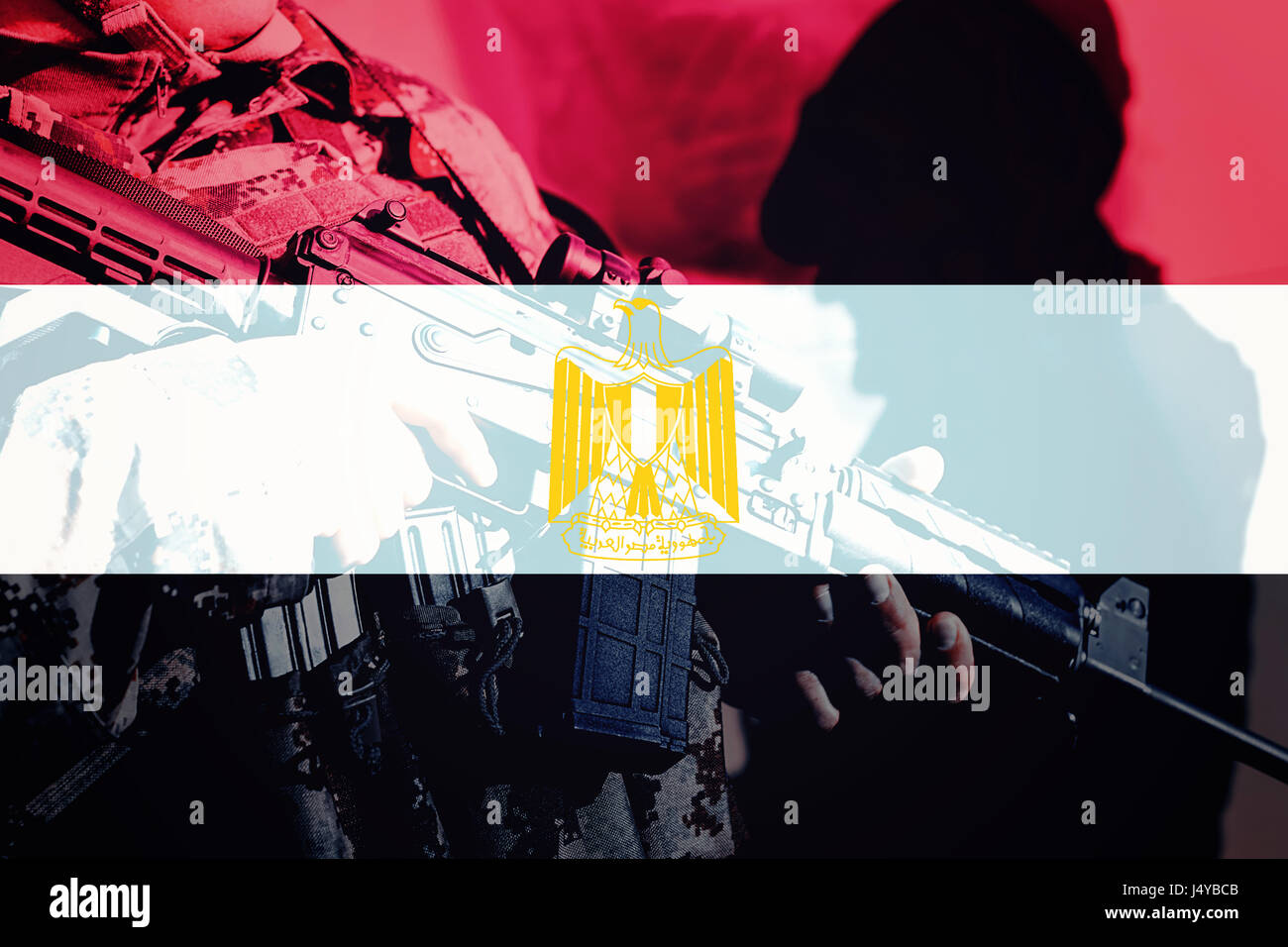 Soldier with machine gun with national flag of Egypt Stock Photo Alamy