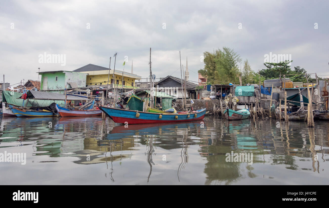 Traditional wooden fishing boats and runabouts in the Sunda Kelapa inner  harbour, Jakarta, Indonesia Stock Photo - Alamy