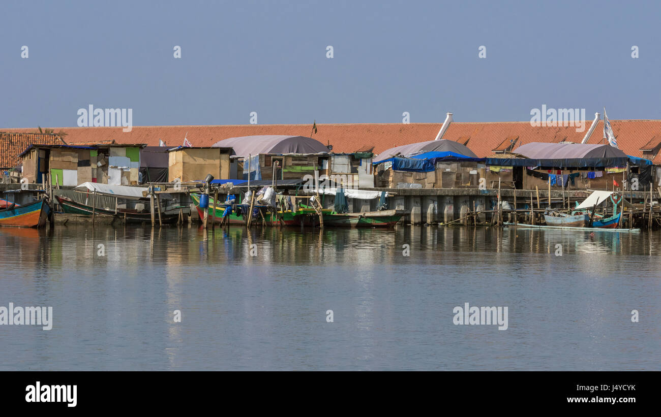 Jury rigged houses and small fishing boats, Sunda Kelapa inner harbour, Jakarta, Indonesia Stock Photo
