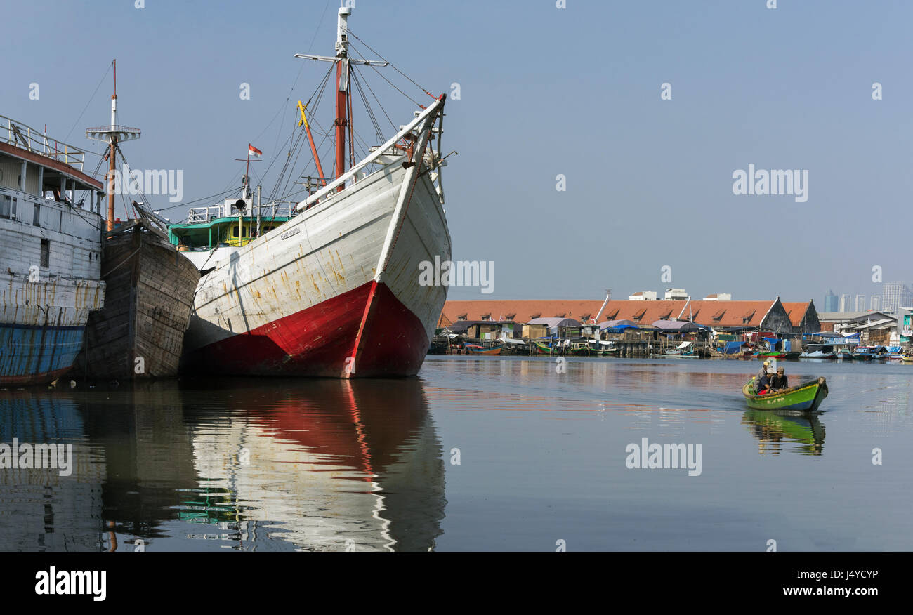 Inner harbour with pinisi and small boats, Sunda Kelapa harbour, Jakarta, Indonesia Stock Photo