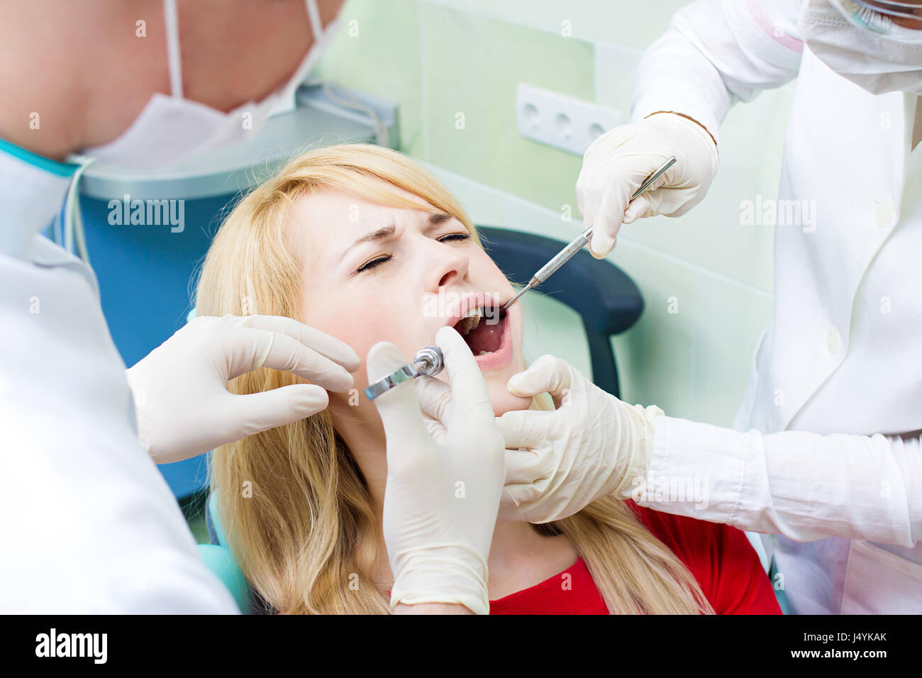 Боюсь анестезии. Анестезия в стоматологии. Инъекционная анестезия. Девушка стоматолог.