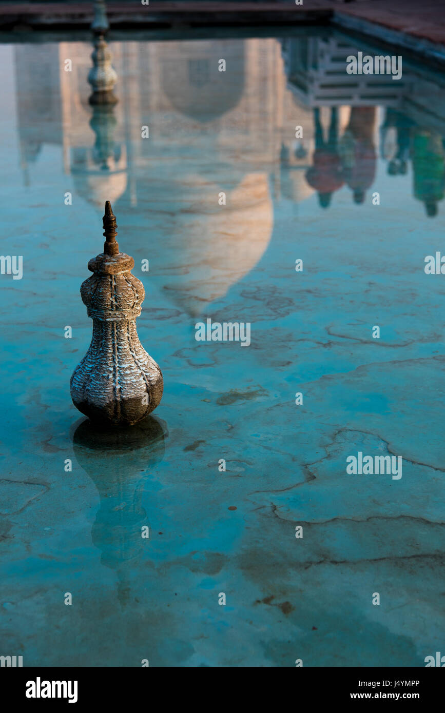 Reflection of the Taj Mahal in a fountain, Agra, India Stock Photo