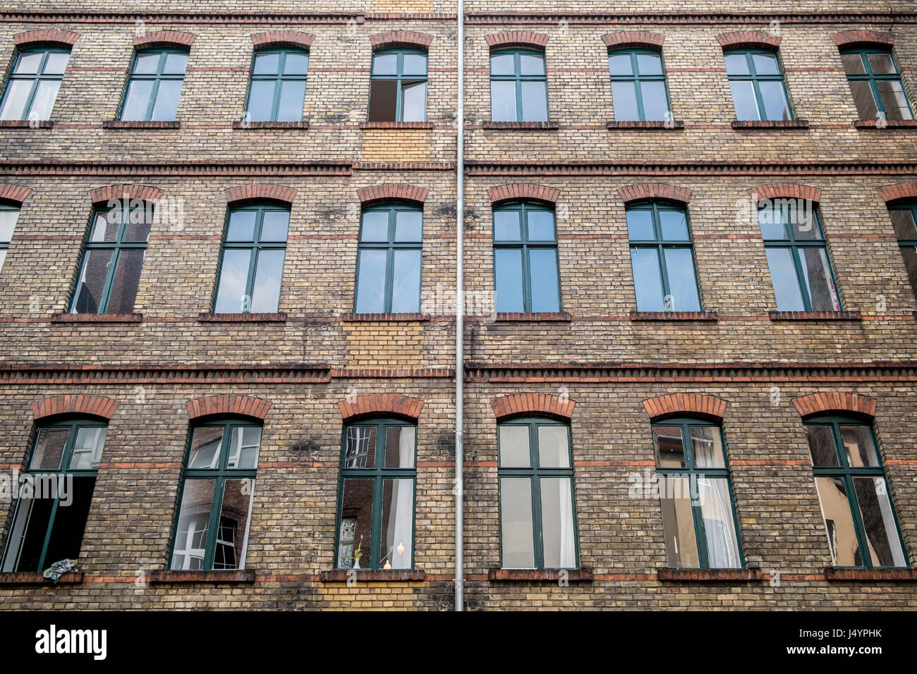 Old brick building courtyard hi-res stock photography and images - Alamy