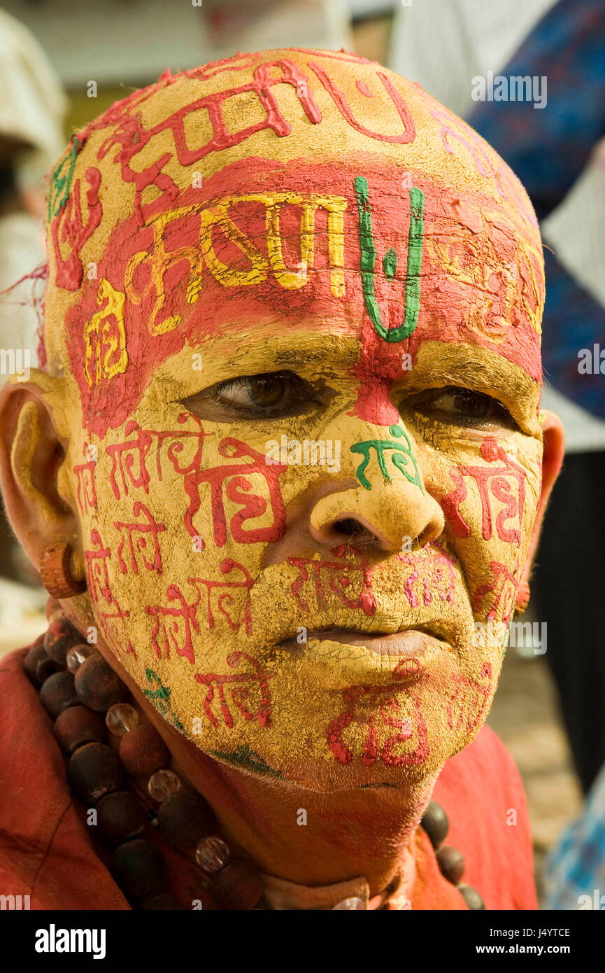 Priest writing radhe krishna on face by sandalwood paste, uttar pradesh, india, asia Stock Photo