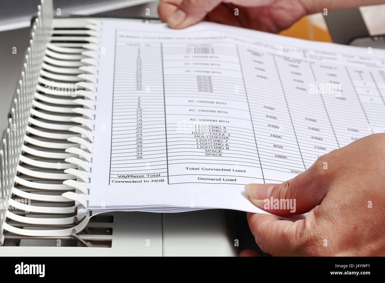 Binding documents with plastic ring binder by using ring binding