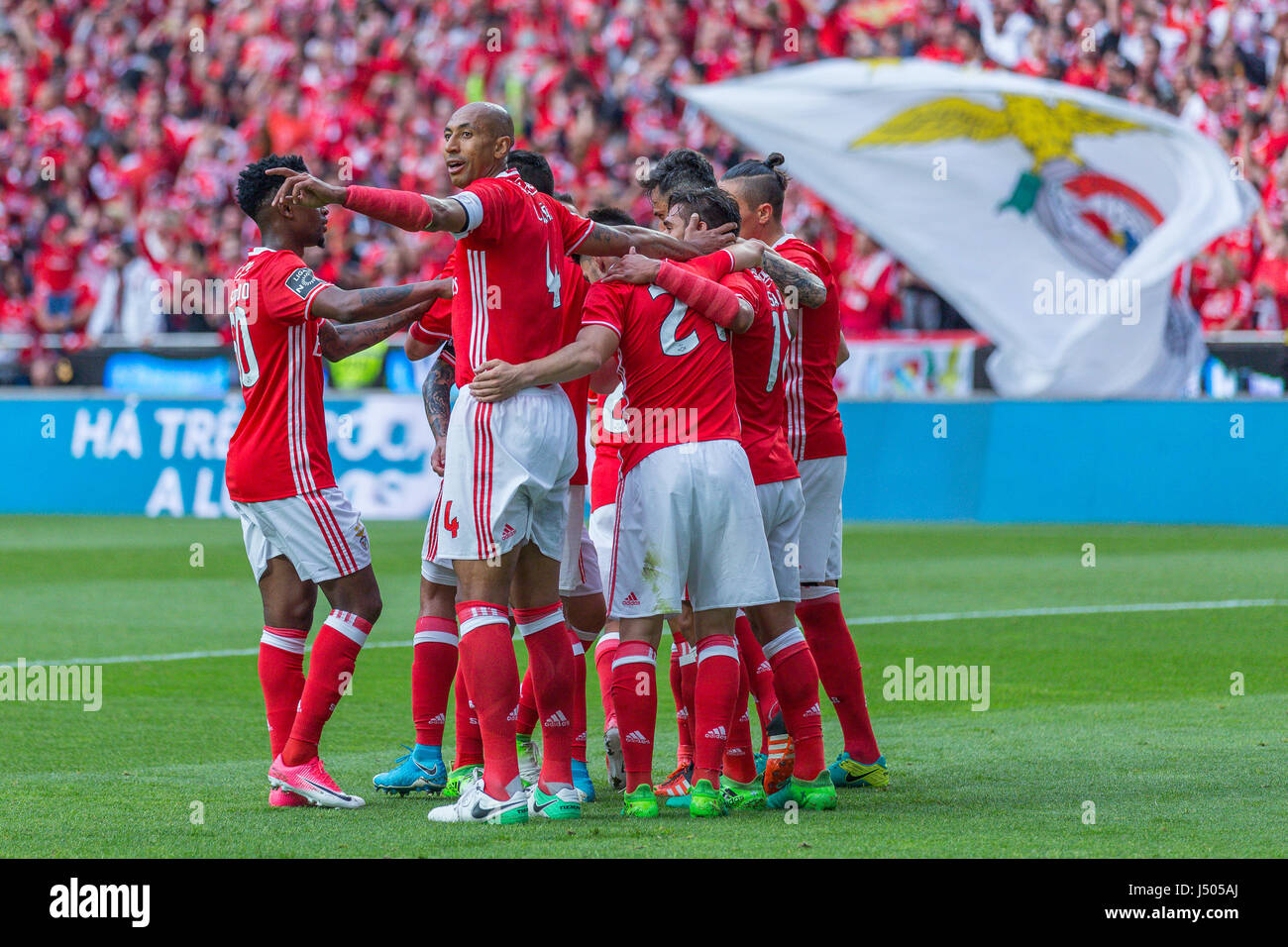 Lisbon, Portugal. 13th May, 2017. May 13, 2017. Lisbon, Portugal. Benfica players celebrating after a goal scored during the game SL Benfica v Vitoria SC Credit: Alexandre de Sousa/Alamy Live News Stock Photo