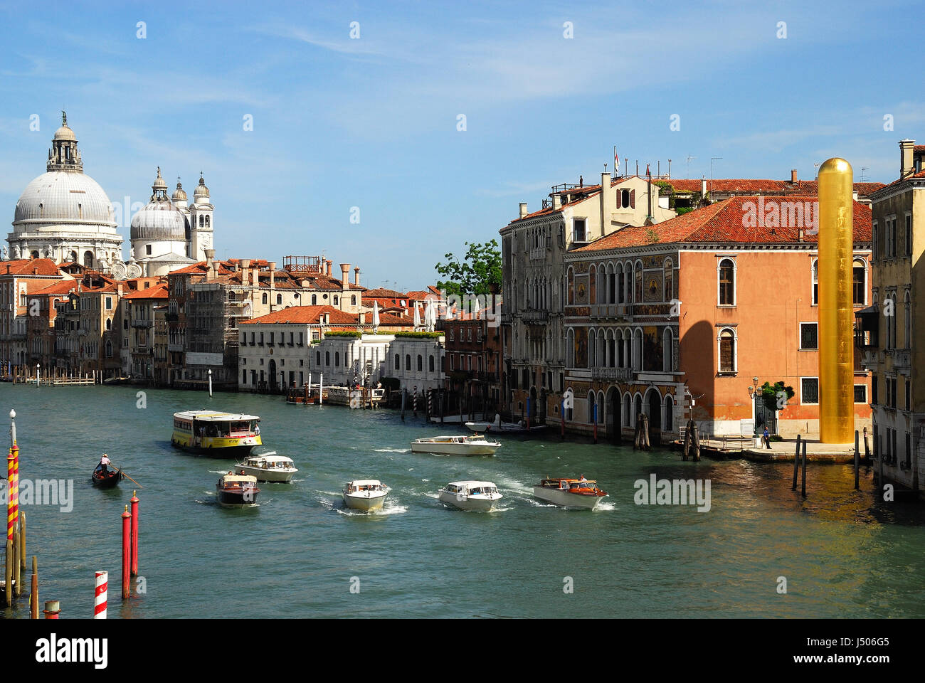 Venice, May 14th, 2017. The 57th Venice Biennale of Contemporary Art opened yesterday. Visitors from all the world crowd the pavilions. Campo San Vio, title : The Golden Tower by James Lee Byars. Credit: Ferdinando Piezzi/Alamy Live News Stock Photo