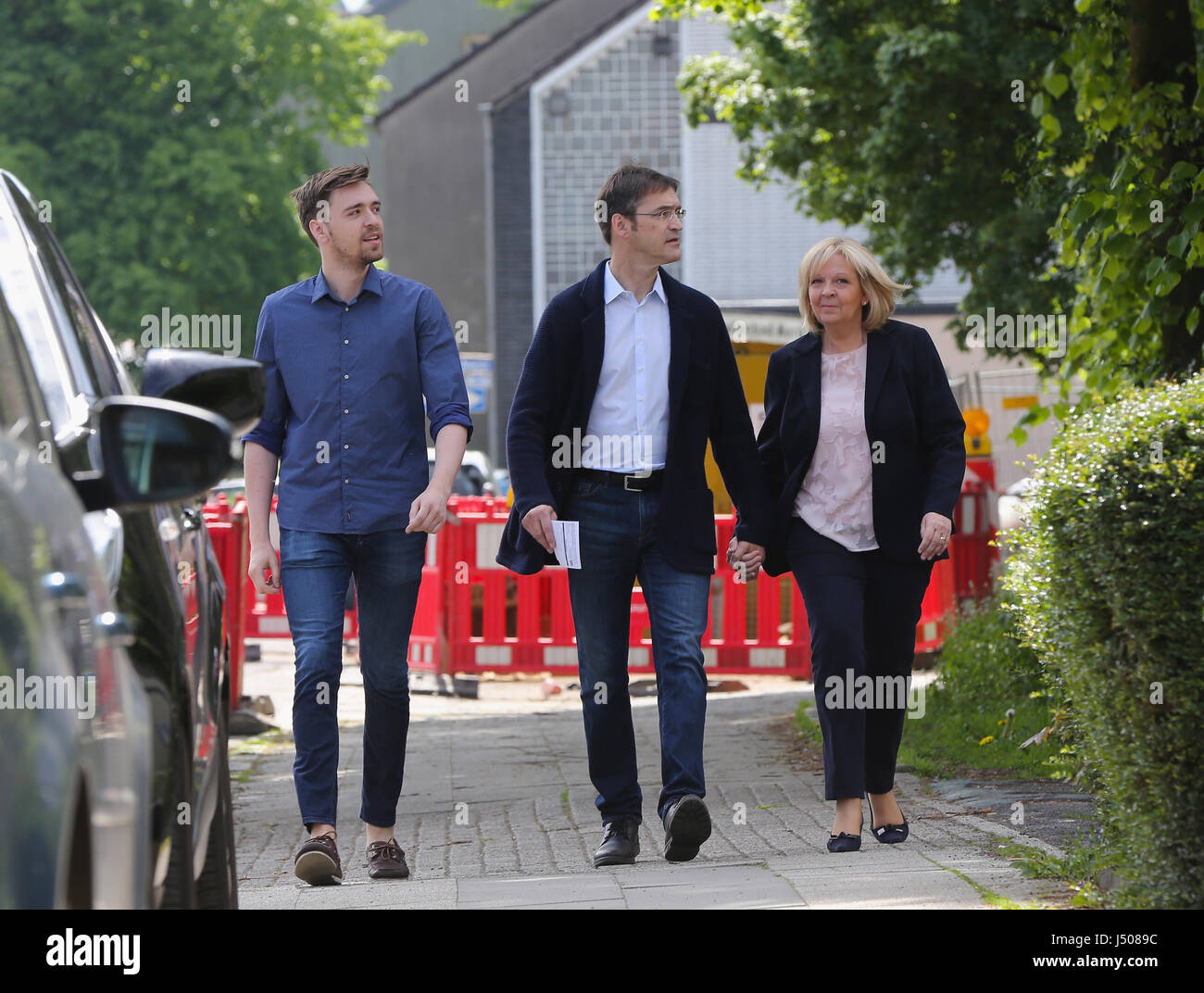 Muelheim, Germany. 14th May, 2017. state prime minister Hannelore Kraft goes to the polling station with her husband Udo Kraft (C) and son Jan Kraft. Credit: Juergen Schwarz/Alamy Live News Stock Photo