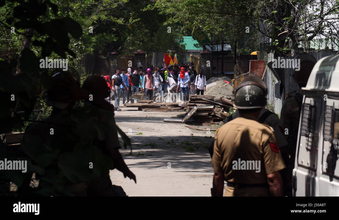 Srinagar, Kashmir. 15th May, 2017. Kashmiri Students throw stones at