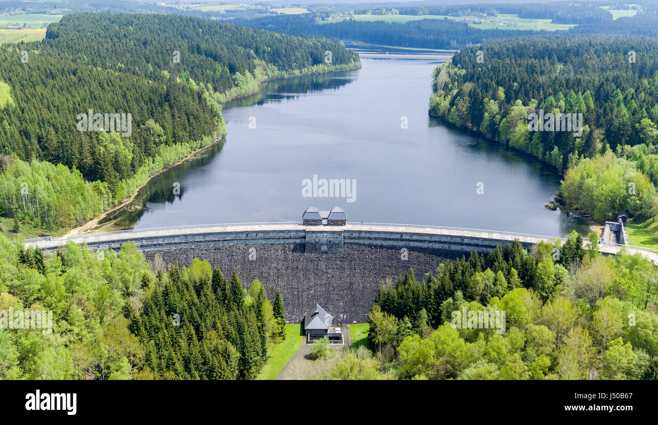 Werda, Germany. 15th May, 2017. View of the dam in Werda, Germany, 15 May 2017. Saxony's third oldest dam was officially operational again on the same day after extensive renovations. The more than 100 year old dam was renovated in the last seven years for 5, 8 million Euros. A computer operated system for the measuring of the water quality was installed. The dam from 1911 provides drinking water for the city of Plauen. Photo: Jan Woitas/dpa-Zentralbild/dpa/Alamy Live News Stock Photo