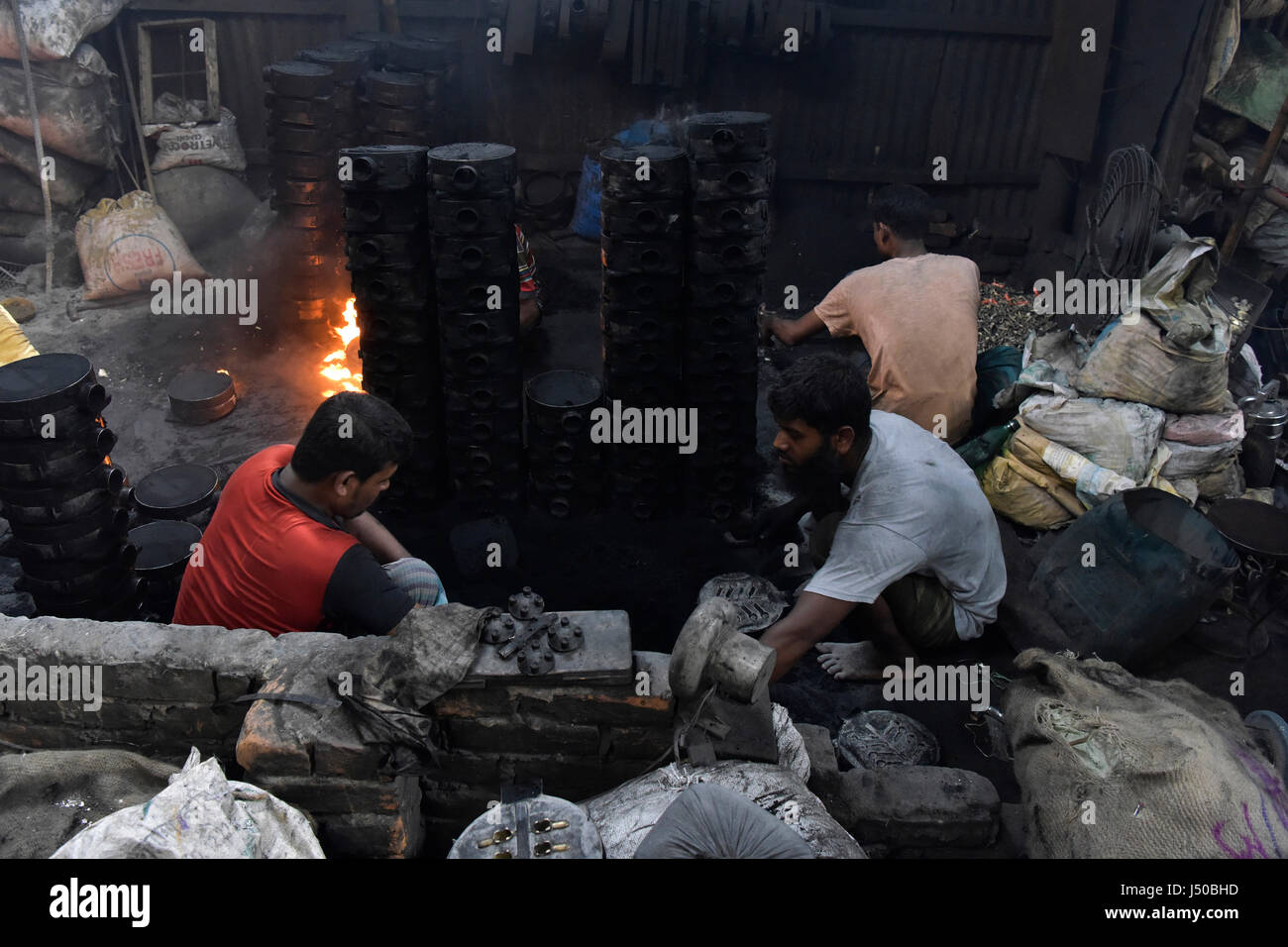 Dhaka, Bangladesh. 15th May, 2017. Liquid bronze is flowing into the