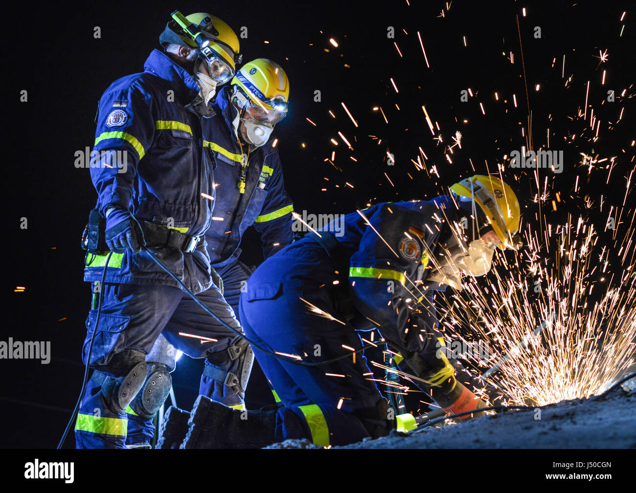 Geneva, Switzerland. 9th May, 2017. International drill 'ACHILLES 2017': Volunteers of the German Federal Agency for Technical Relief (THW) demonstrates how to open and get access to a destroyed building after an earthquake drill in Epeisses near Geneva, Switzerland, 9 May 2017. | usage worldwide Credit: dpa/Alamy Live News Stock Photo