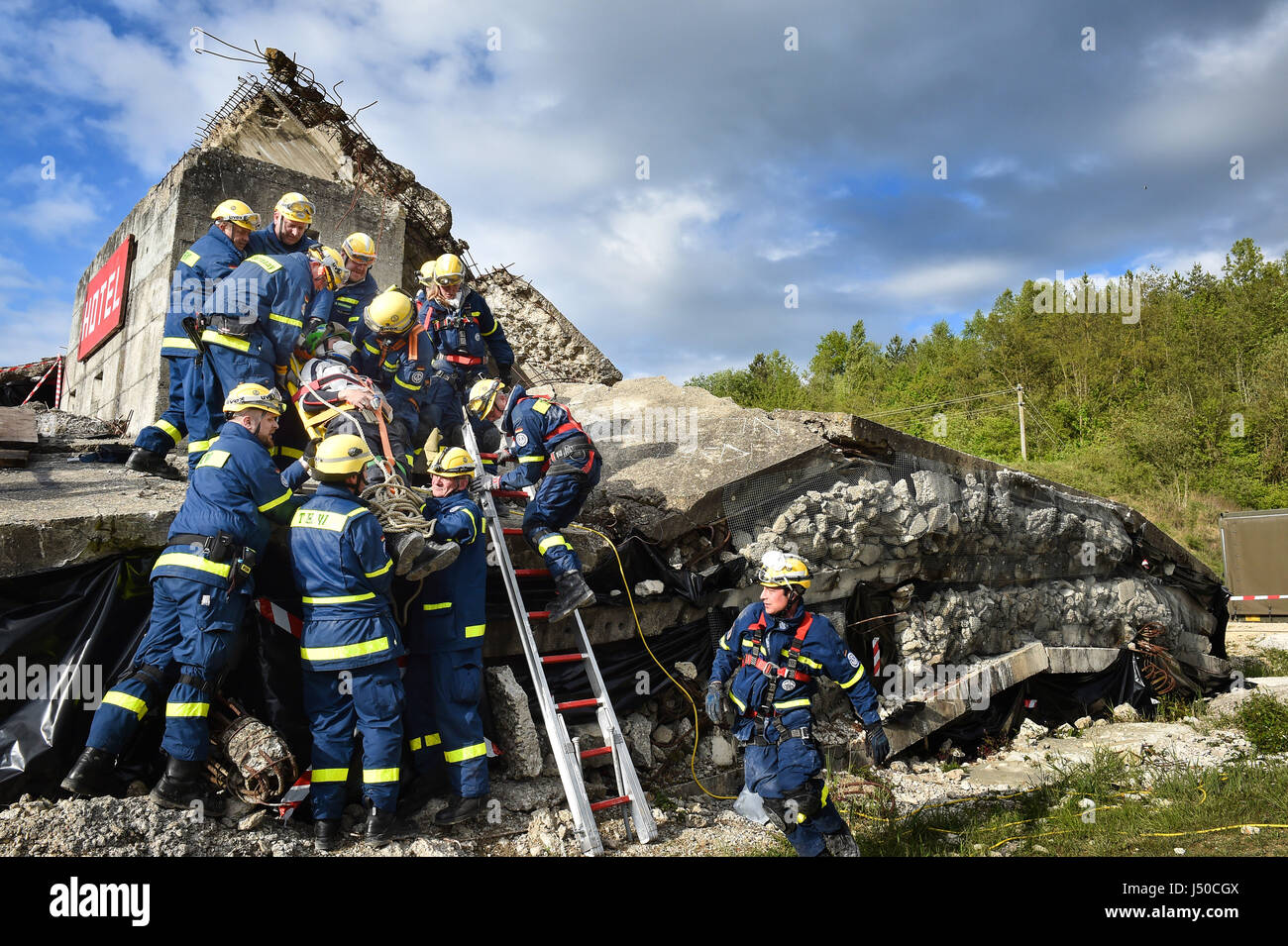 Geneva, Switzerland. 8th May, 2017. International drill 'ACHILLES 2017': Volunteers of the German Federal Agency for Technical Relief (THW) demonstrates how to rescue an injured person from a destroyed building after an earthquake drill in Epeisses near Geneva, Switzerland, 8 May 2017. | usage worldwide Credit: dpa/Alamy Live News Stock Photo