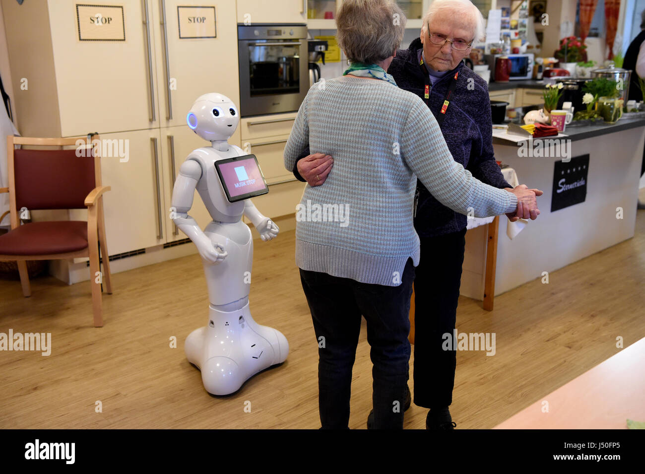 Kiel, Germany. 11th May, 2017. "Emma" the robot plays music for a dance in  a Diakonie Altholstein dementia residential group in Kiel, Germany, 11 May  2017. The robot can speak, play music