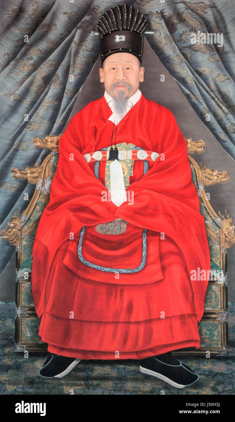 Portrait of Emperor Gojong of Korea (1852-1919), Yi Myeong-bok, wearing Tongcheonggwan and Gangsapo Painted by Yi Hancheol and Yu Sook Stock Photo