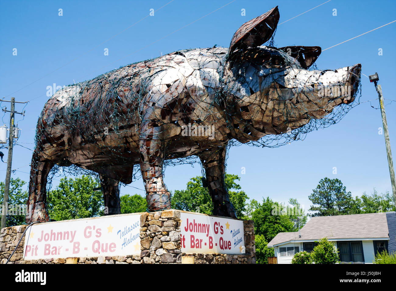 Alabama,Elmore County,Tallassee,Highway 14,giant metal pig,local landmark,Johnny G's Pit Bar B Queue,restaurant restaurants food dining cafe cafes,ser Stock Photo