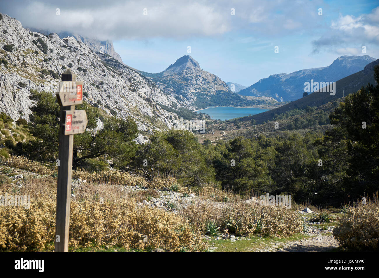 Cuber water reservoir ,signage of the hiking trails to the Sóllervalley,l,Serra de Tramuntana,Mallorca,Spanien Stock Photo
